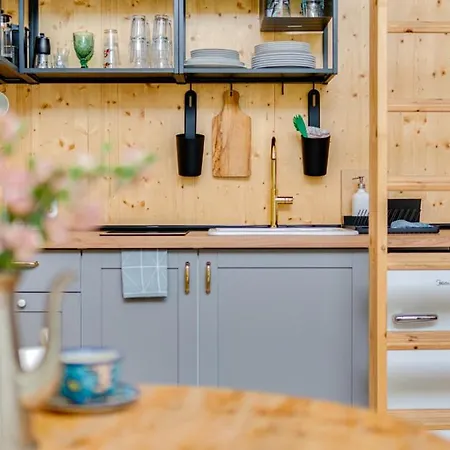 Gospodarstwo agroturystyczne Gniewoszów 11 *