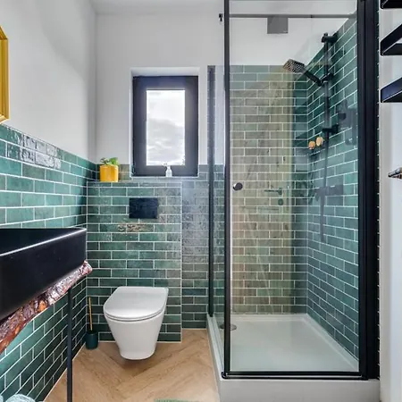 Gniewoszów 11 Gospodarstwo agroturystyczne *